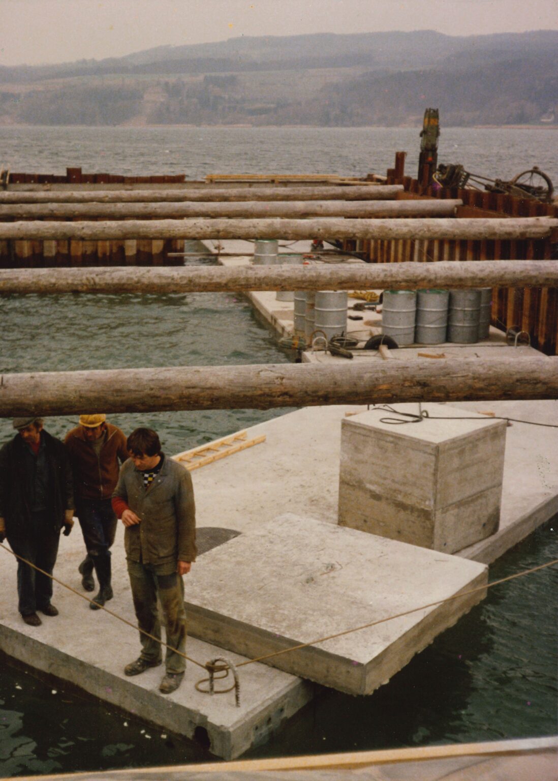 Steckborn, Fluten des Bauplatzes und Schwimmtransport einer Mole zum Einbauort